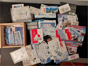 GRØNLAND Eske i tre med flere hundre miniark og hefter, noen dublettposer etc. Må være ENORM verdi. Ypperlig til utstykking