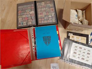 Restekasse etter samler som døde på 1990-tallet. Noe USA, Irland og norsk klipp fra Posten. Kopi i ringperm av Poststedene i Vest-Agder og tomt norgesalbum. Vekt 7 kilo