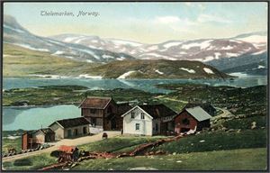 Ca 900 postkort hvorav 150 i småformat. Av storformatkortene, så er de fleste i farger.En del turistmotiver.