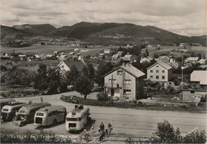 Postkort jernbane BØ I TELEMARK ved stasjonen, flere busser A6 s/h (Normann 7-11-4), brukt 1952
