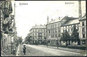 Kristiania/Oslo. Drøyt 450 stedskort, hvor over halvparten er i småformat. Mange fra området Karl Johan.