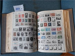 REGENT STAMP ALBUM Gammelt amerikansk verdensalbum med en del merker + noe på plansjer og pose Danmark