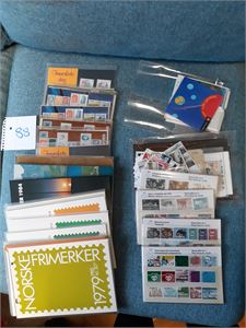 POSTFRISKT Årssett, hefter, samlesett og løst i eske. Pålydende ca 3100 kroner, vekt 1,2 kilo