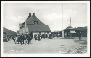 Drøyt 70 norske stedskort i småformat. Flere Jernbanestasjoner er inkludert.