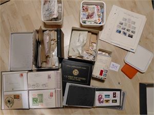 Masse merker i poser, noen permer FDC + og boka FRIMÆRKE-NYT 1942. Dette er siste rest av utland i samleropphør, vekt 6,2 kilo