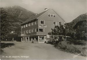 Postkort kjøretøyer KINSARVIK pensjonat snutebuss bensinpumpe (HO) A6 s/h (Normann 11-46-39) ubrukt