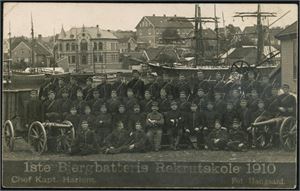 Militær, Fedreland, Kongefamilien og noe annet. Drøyt 90 postkort, de fleste er norske og i småformat inkludert 3 dobbeltkort og en mappe fra Kronprinsparets bryllup i 1929.