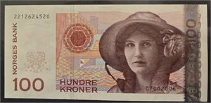 100 kroner 2006. 40 stk i "nesten serie". 1112624921/29, 1112624936/56, 2212624502/05 og 2212624512/20. 0 og 0/01