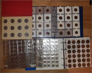 Mynt 3 mynt album. 1 med 5-kr's (mye duplisert), 1 m/mynt i hartbergere (1-5 øre), 1 m/mynt i plastlommer (1 øre til 1 kr). Med følger også løse plastlommer med mynter fom 10 øre til 20 kr. Inspiser!