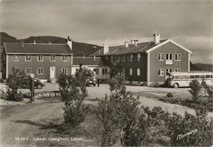 Postkort kjøretøyer LAKSELV gjestgiveri, 2 busser, bensinpumpe (FM)  A6 s/h (Normann 18-10-1) sendt til Finland 1953