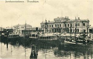 Trøndelag Trondhjem, Jernbanestationen og dampbåter(Kioskernes Expedition, uten nr). Småf. s/hv. Stpl. Merakerbanens Postexp. 24-VI-08. Pen kvalitet.