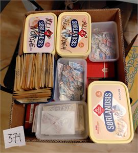 Mengder av merker i bokser og innstikksbøker. Usjekket, kun veid, vekt 9,8 kilo