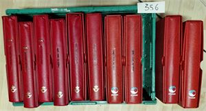 POSTENS PRESENTASJONSPAKKER 1992-2025 i 10 permer med kassetter. Vi antar at det er komplett fra abonnement, antatt innkjøpspris minst 15000 kroner. Vekt 25,6 kilo