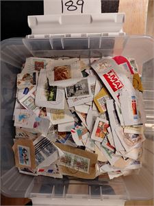 Plastboks med klipp og vaska merker verden minus Norden. Ikke sjekket, vekt 1,56 kilo. GI BUD!