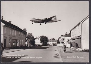 Stjørdal, Flott s/h storf. Kjøpmannsgata Stjørdal Rutefly går inn for landing på Værnes Flyplass .  Brukt 1968