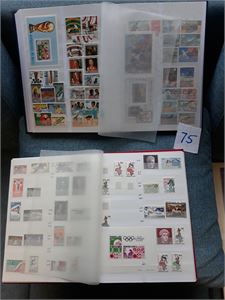 NIGER Mest postfriske merker, miniark og Kleinbogen i 3 bøker. Står i tilfeldig rekkefølge. Ser ut til å gå til 90-tallet. Store mengder!