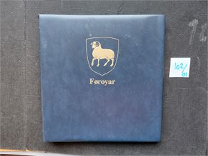 FÆRØYENE xx samling il 2000 i Safe album. 3 merker 1941 med garantistempler, 1975-2000 komplett. Første og siste side avbildet