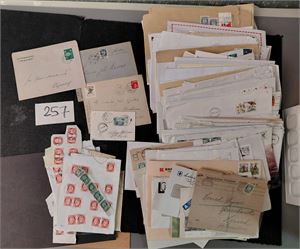 BREV Kasse, mest 80-90-tallet + få eldre. Verdiløs massevare ikke fjernet, noen klipp følger med, vekt 2,1 kilo