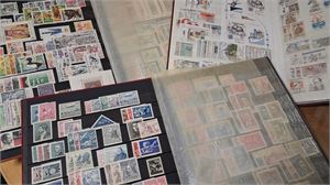 TJECKOSLOVAKIEN prydlig **/*/o samling i tre välfyllda insticksböcker med många ** miniblock. (Mi € 1900 enl. inl.)