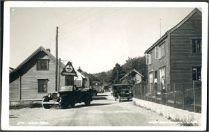 Indre Arna. Fotokort med biler og reklame. Brukt i 1941. K-1