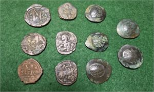 BYZANS parti 6 folles och 5 skålmynt Intressant parti i brons/koppar. Kvaliteten varierar, från exemplar med slitage till välbevarade exemplar i god samlarkvalitet.
