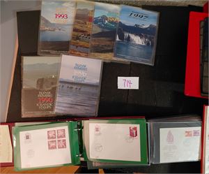 ISLAND Dubletter i Postens røde perm med kassett og 16 siders bok, 2 permer FDC og 6 årssett fra 90-tallet. Vekt 4,8 kilo