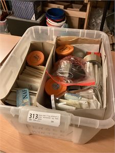 Kasse med 17 kg skillemynt (i poser konvolutter og noen glass)