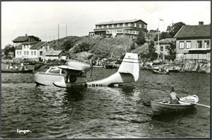 Tvedestrand med kyststripen via Borøy og ikke minst Lyngør. 190 postkort, hvorav 90 i småformat.