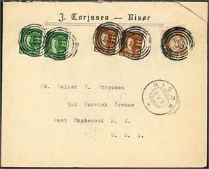 97,189,190. 2 øre Posthorn sammen med to 10 øre- og to 15 øre Holberg på konvolutt til USA, annullert med 4-rings "793" (Øysang, Søndeled, AA), og ved siden stemplet "Risør 27.5.35". Konvolutten med et kutt i øvre høyre hjørnet som ikke berører merkene.