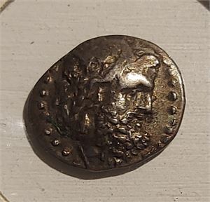 GREKLAND PELOPONNESOS, hemidrachm i silver (triobol). Åtsidan visar ett lagerkrönt huvud av Zeus
