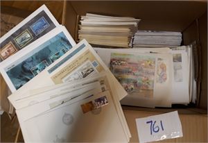 FDC Kasse med oppgitt ca 1600 stk fra 1960 Flyktning til 2018. Vignetter ikke sjekket, vi tør ikke tenke på hva dette har kostet. Vekt 11,2 kilo