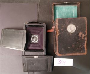 FOTOAPPARAT Fra en annen tid, iflg. innleverer er dette brukt i Nederland. Vekt 1,3 kilo