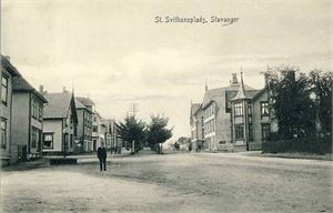 Rogaland Stavanger, St. Svithunsplads (Gundersen, uten nr). Gatemotiv. Småf. s/hv. Stpl. Bru paa Jæderen 21-IV-21. Pen kvalitet.