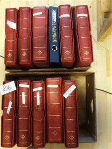 POSTENS SAMLESETT 2000-2020 antalgelig komplett i 11 permer (10 LT permer med kassetter). Etter 2010 er katalognummer påført forsiden med penn på en del av folderne. Kostpris da de var nye ca 22000 kroner, vekt 35,5 kg i 2 kasser