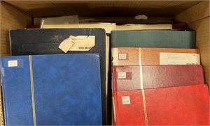 Kasse Banankasse med album og samlinger "Hele Verden"