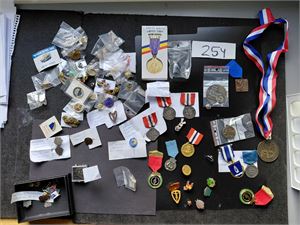 PINS, JAKKEMERKER, UTMERKELSER ETC Eske med masse forskjellig. Noen med gamle priser. Vekt 1,7 kilo