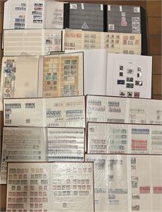 NORGE, SVERIGE Kasse med album og dublettbøker. Her er mye merker, vekt 12,1 kilo