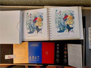 LOOC/POSTENS/SAMLERHUSET Diverse samlesett og album inkl "Norske Motivmerker" og 2 Weidemann-trykk i OL-samlingen fra LOOC. Vekt 8,1 kilo