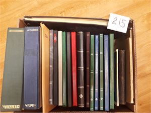 Hele verden i innstikksbøker og noen album, dels gamle juniorsamlinger. Fra dødsbo, vekt 20,3 kilo