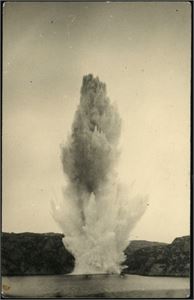 Fitjar/Sagvaag, Stord. 6 kort i småformat hvorav 2 privatkort med motiv sprengning av en sjømine 1943. Også et eldre foto.