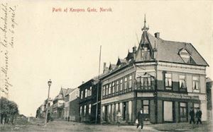 Nordland Narvik, Kongens Gade, parti af (NB 1906). Småf. s/hv. Stpl. Narvik 4-III-08. Pen kvalitet. Ingen kortnummer