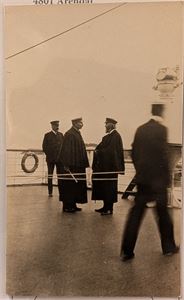 KEISER WILHELM. Fotokort som høyst sannsynlig viser keiser Wilhelm på dekk. Ubrukt.