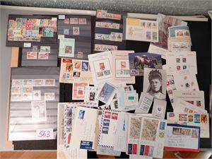 Restekasse med alt mulig og mange land. Studér bildene, så ser du hvor variert dette er. Ingen billig massevare, vekt 2 kilo