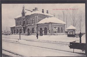 Hougsund, Jernbanestationen (L.N,122) UB småf.  Vintermotiv