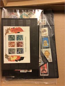 Tyskland DDR.  Lot på instikkskort mm.  Bl.a. Miniark fra 1955 !     Lot i eske med funnmuligheter