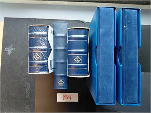 REKVISITA - LEUCHTTURM 3 brevalbum (2 ubrukte i originalplasten) + 2 tomme permer med kassetter fra Samlerhuset. Vekt 3,5 kilo