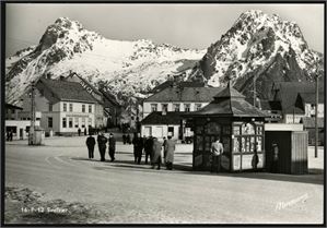 Ca 180 norske stedskort i storformat. Flere fine innslag.