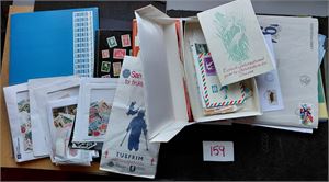 Banankasse med en del Lindner albumark diverse land, 2 brevpermer med eldre og nyere + mengder av dubletter i poser. Ikke noe etter år 2000, tilsynelatende. Vekt 13,7 kilo