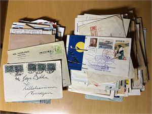 Landesamlinger Bolivia 1870-1950 og Ecuador 1880-1995. innstikksbok og plansjer inkl USA, Litauen og indiske stater Duttia og Las Bela ++, bunke brev 1900-60 med en del Tyskland og pose norsk klipp. Vekt 4,5 kilo