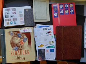 Diverse innlevert til veldedighetsorganisasjon inkl Schaubek verdensalbum 1957, noe i innstikksbøker og litt annet. Vekt 5,9 kilo